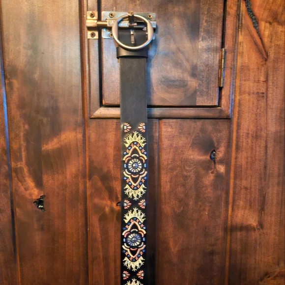 Women's Faux Leather Belt.... - Picture 2 of 6